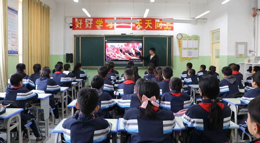 引导学生继承和发扬艰苦奋斗,勇往直前的革命精神,近日,麦盖提县第三