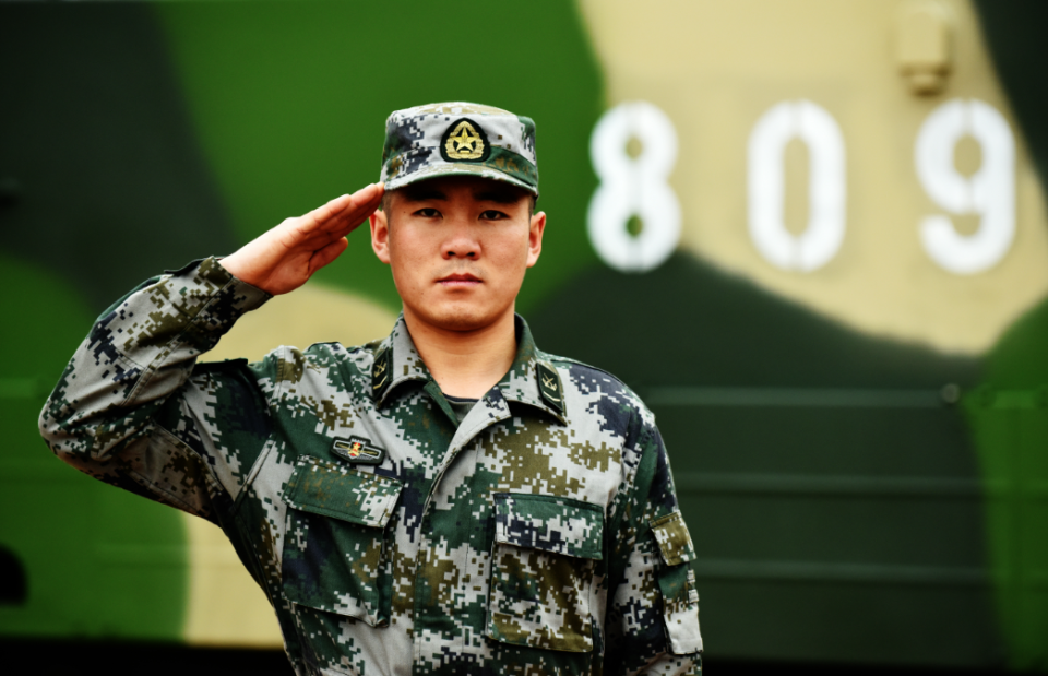 王锐在强军伟业征程上披荆斩棘勇毅前行