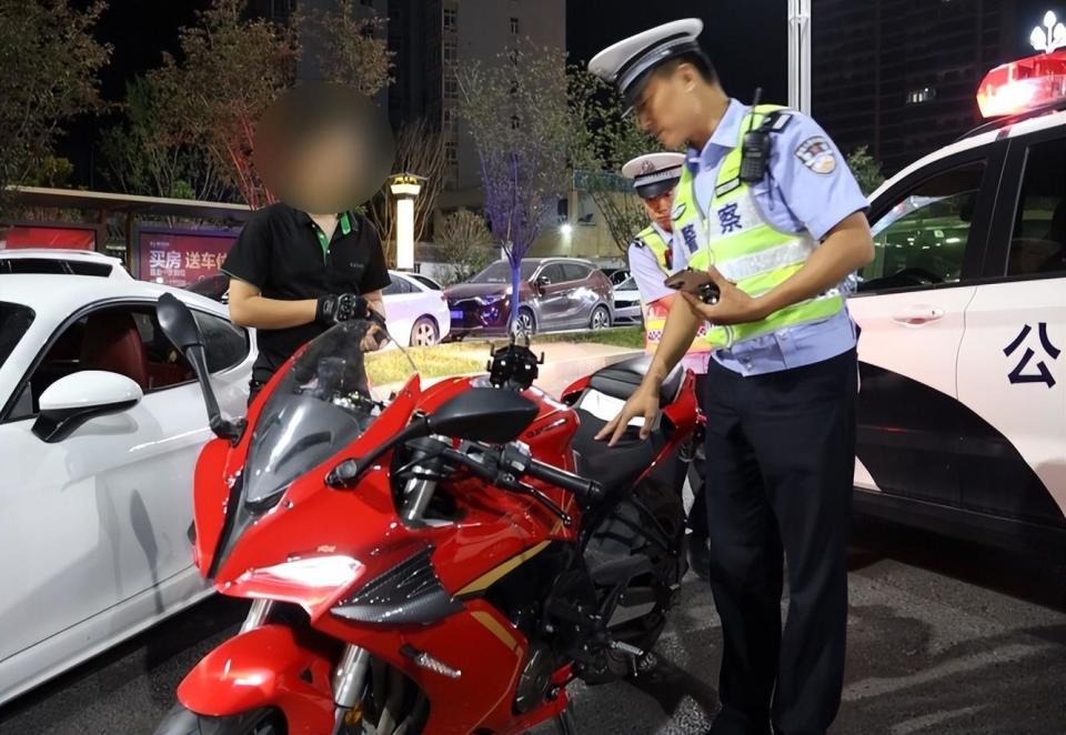 摩托车"飙车炸街" 咸阳交警严惩不贷