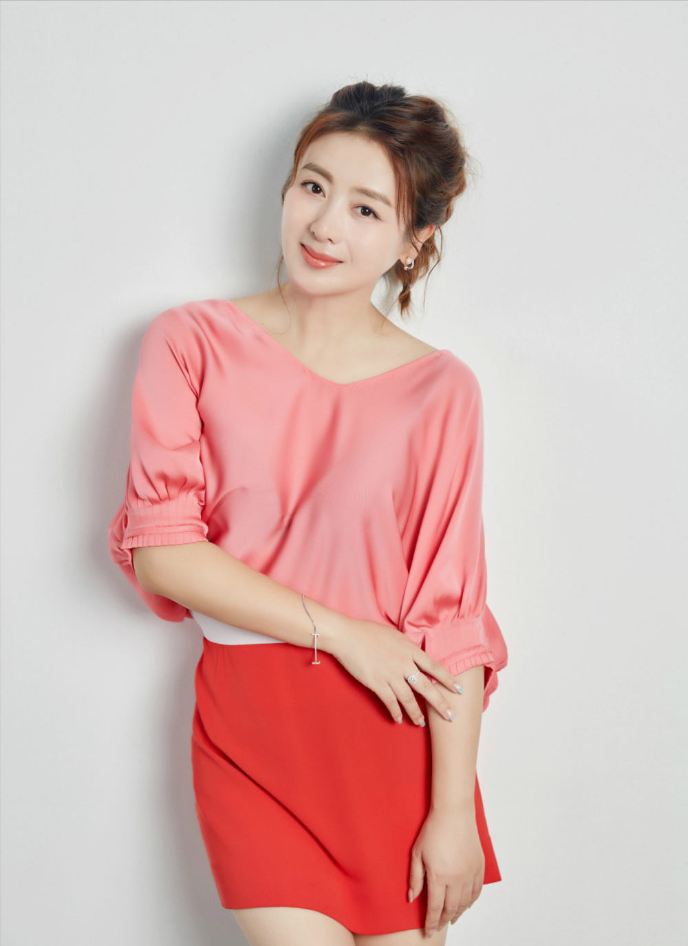 小李琳:2段婚姻,二婚嫁给小6岁的穷小子,丈夫乐做"软饭男"