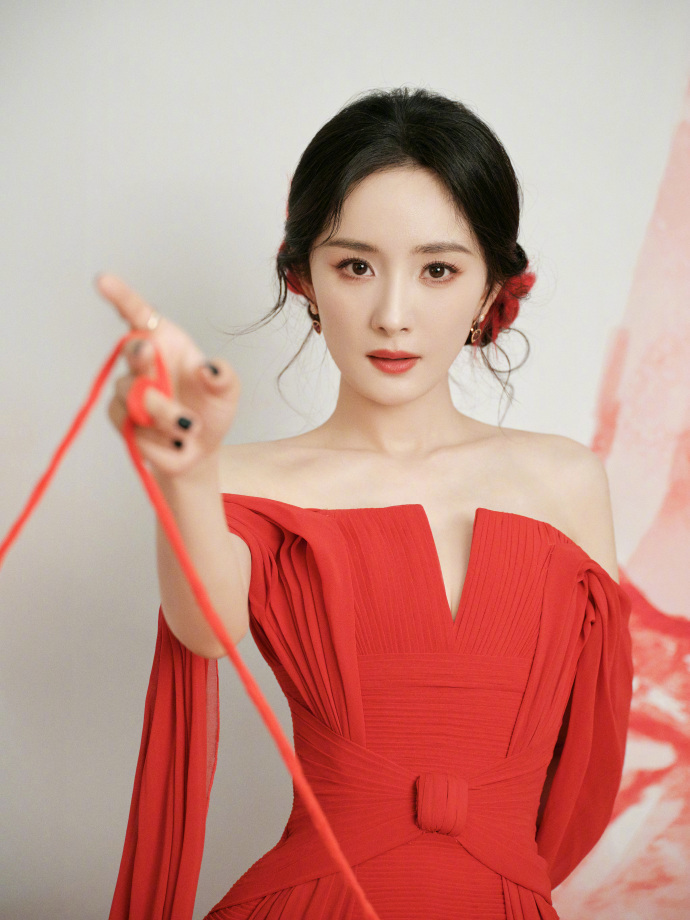 杨幂红色长裙身姿曼妙,再秀美背长腿性感撩人,姿态妩媚惹人爱