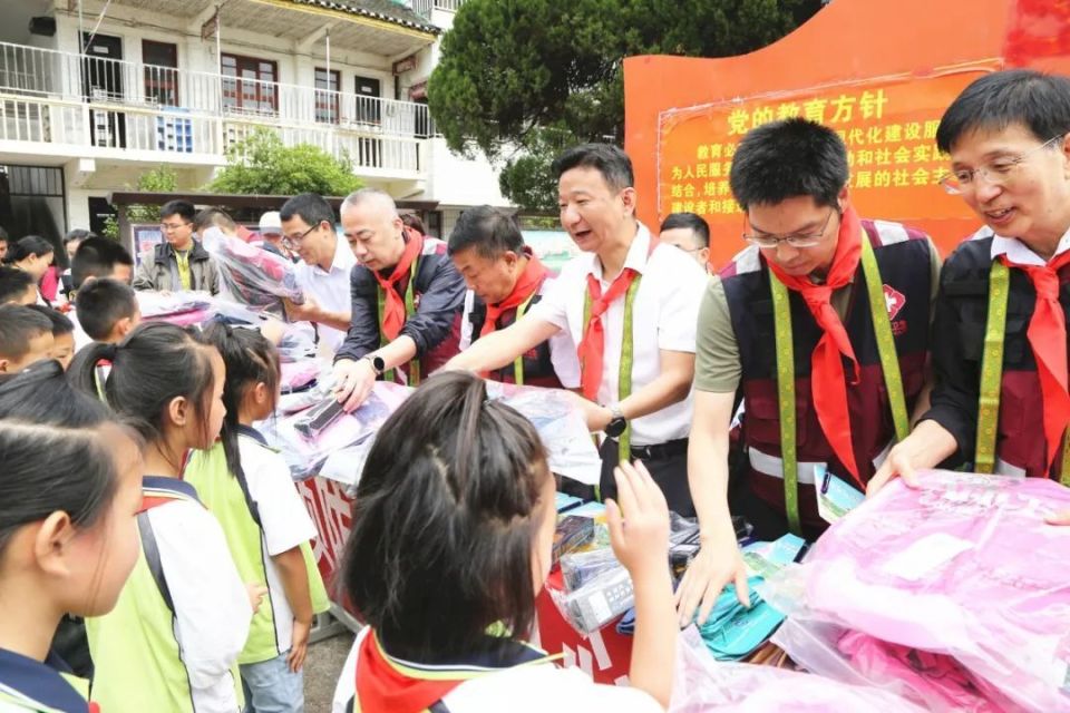 "青年专家走基层"活动走进凯里