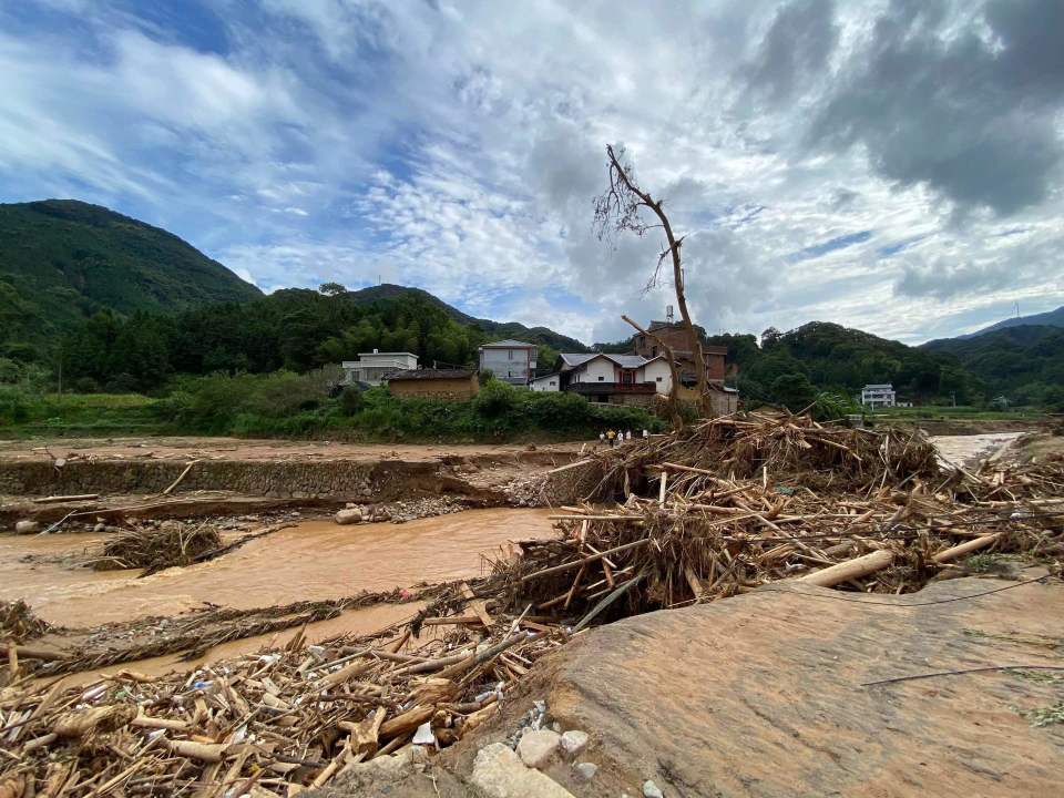 中国文明网：二四六天天彩网站广东平远洪灾38人遇难，有村民在邻居家避雨时遇滑坡，10人均被掩埋