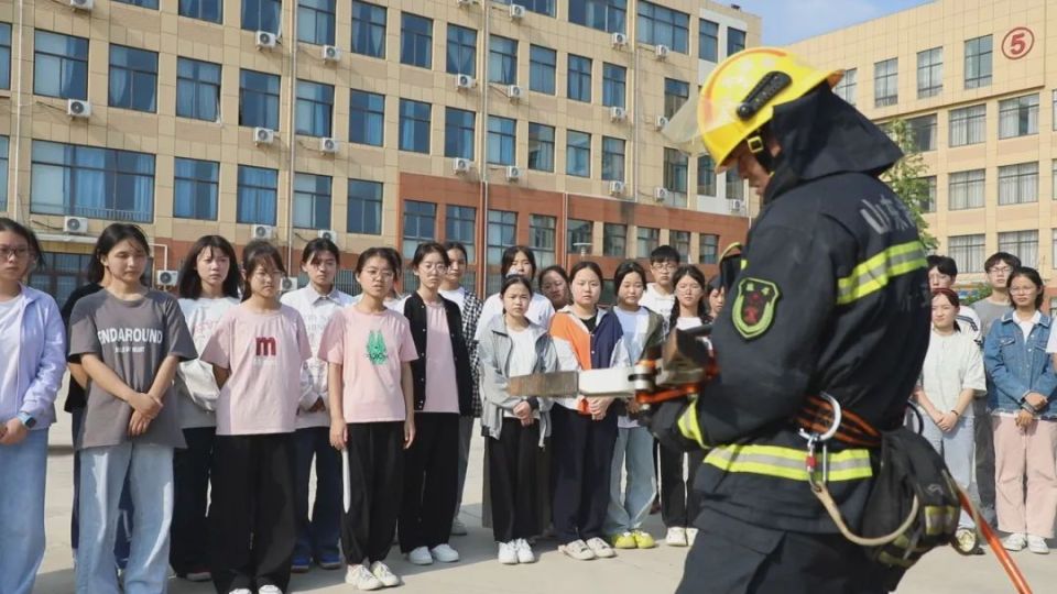 嘉祥县消防救援大队走进嘉祥一中开展了"消防知识进校园"活动,为学生