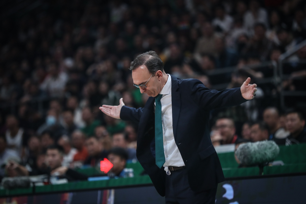 辽宁男篮教练乌戈:我是沈阳人"乌哥"