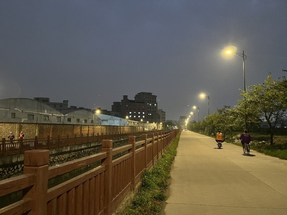 广州已建设近40万盏村镇路灯,点亮村民回家路_腾讯新闻