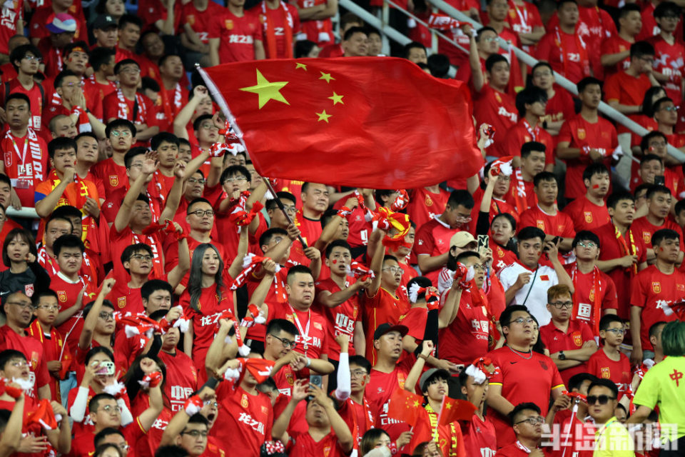 场见证过国足出线的时刻,如今再次故地重游,并且还带来了一面巨幅国旗