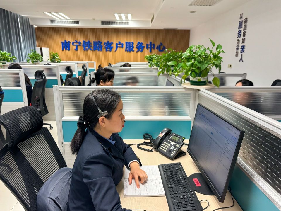 一通电话一份责任12306客服人员三八妇女节坚守岗位守护旅客出行路