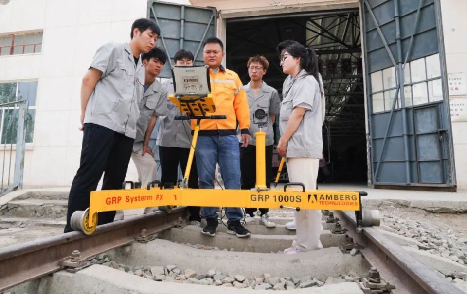 土木工程学院高速铁路综合维修技术班大二学生赵玉池说:"之所以选择