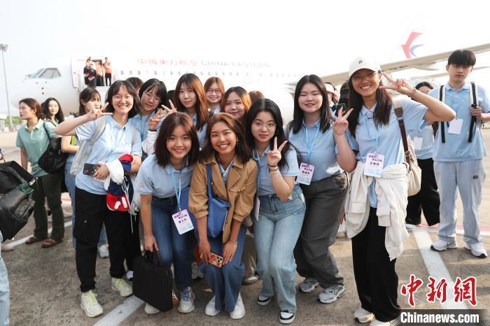 百余名香港大学生乘坐c919国产大飞机抵沪 开启实习生活