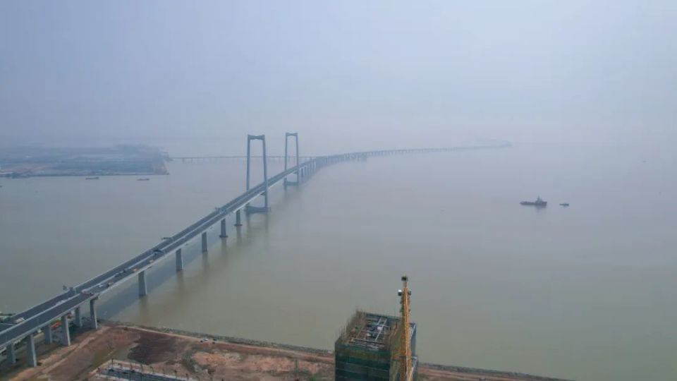 记者在现场看到,中开高速中山段主线已摊铺完成沥青层,横门互通,火炬