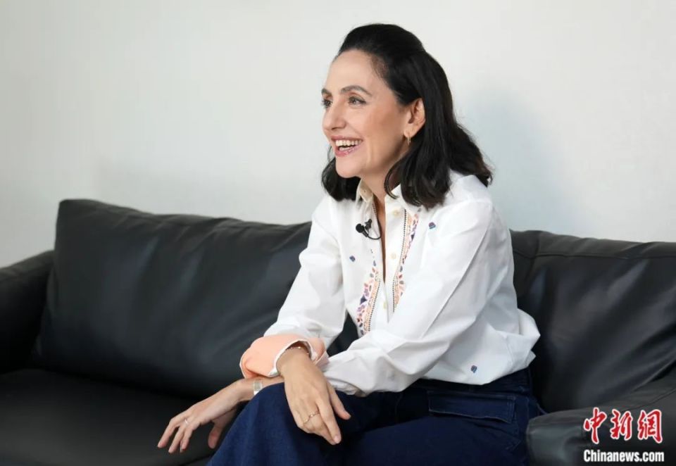 东西问｜安娜伊思·马田：我唯一的身份是法中文化艺术交流的“桥梁”_腾讯新闻