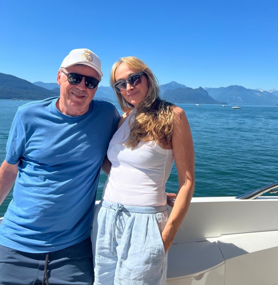 恩爱夫妻安切洛蒂与妻子庆祝结婚10周年纪念日