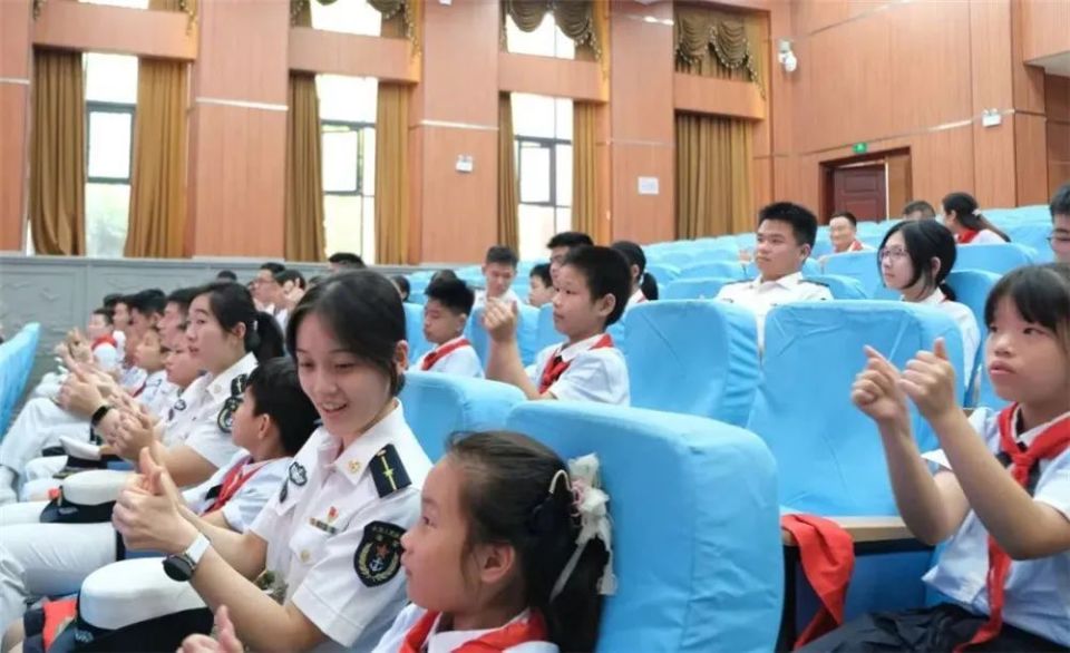 海军工程大学研究生二大队20余名学员来到武汉市第一聋哑学校开展"大