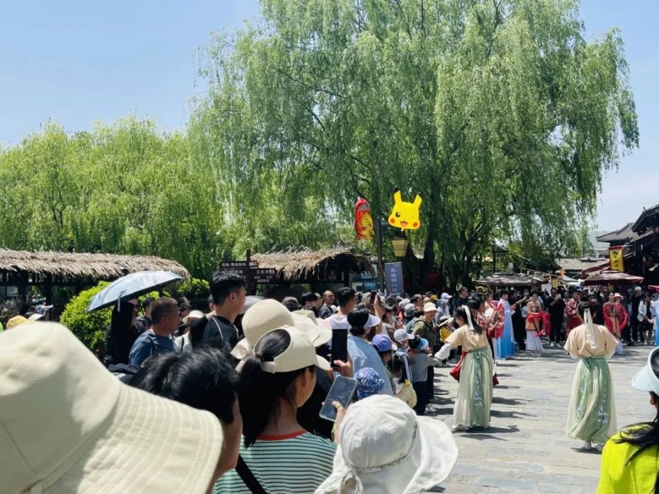 诸葛古镇景区推出放风筝,吃青团, 三国游园会,大型实景演艺《出师表》