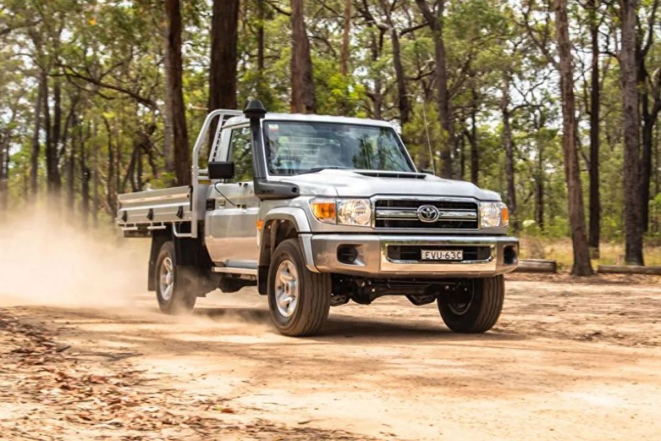 战损版 toyota 皮卡展现超强耐用性