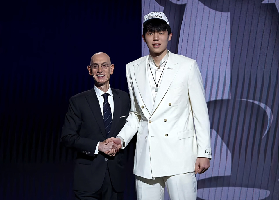 NBA新秀杨瀚森直播引10万人围观，同款球衣溢价至近万元，四年薪资或超2000万美元