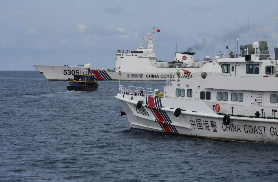 静默6天时间后,菲律宾再派人闯黄岩岛,中国海警依法驱离挑衅者_腾讯