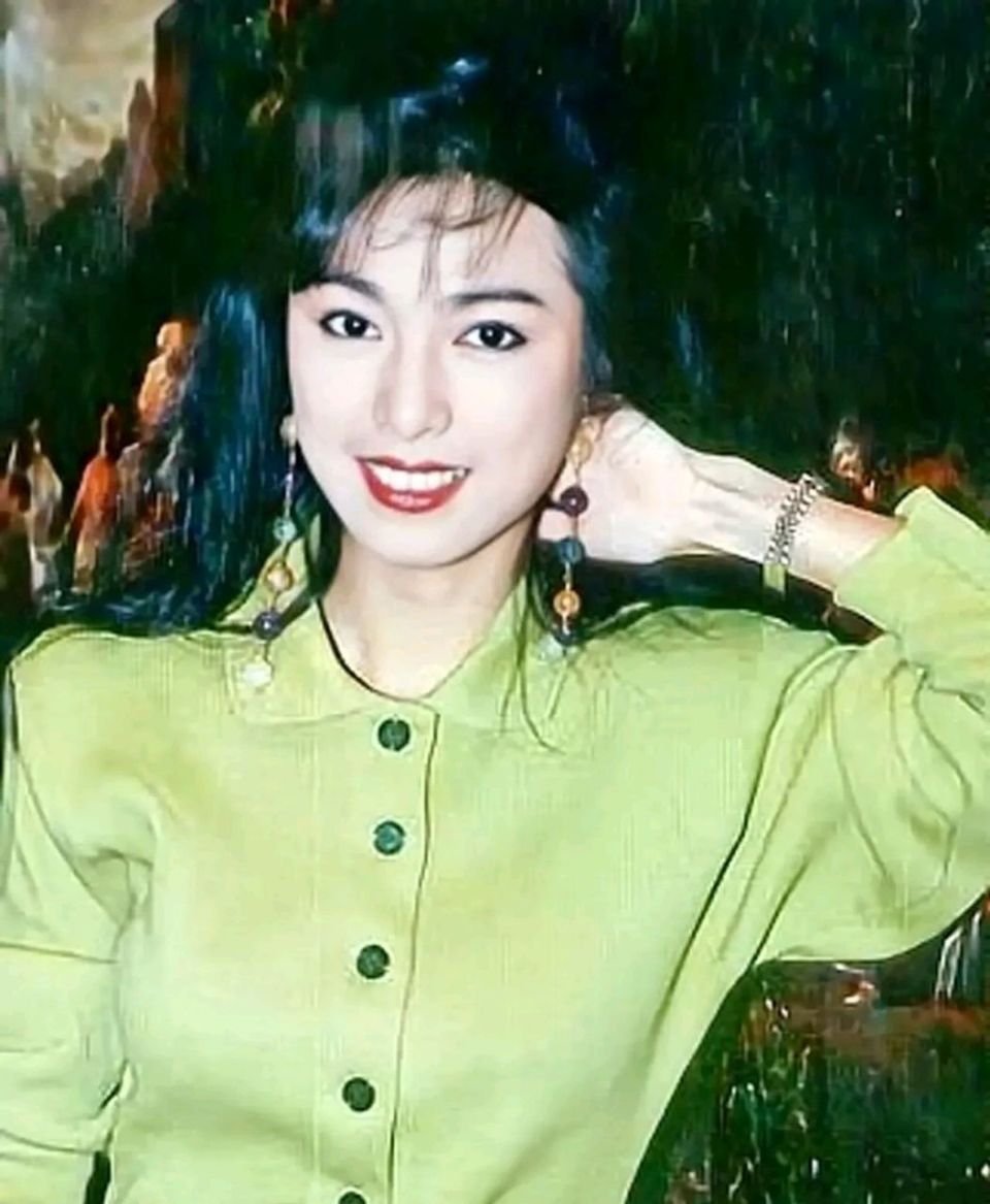 陈秀珠在社交媒体分享了一张她与米雪在室内打乒乓球的照片.