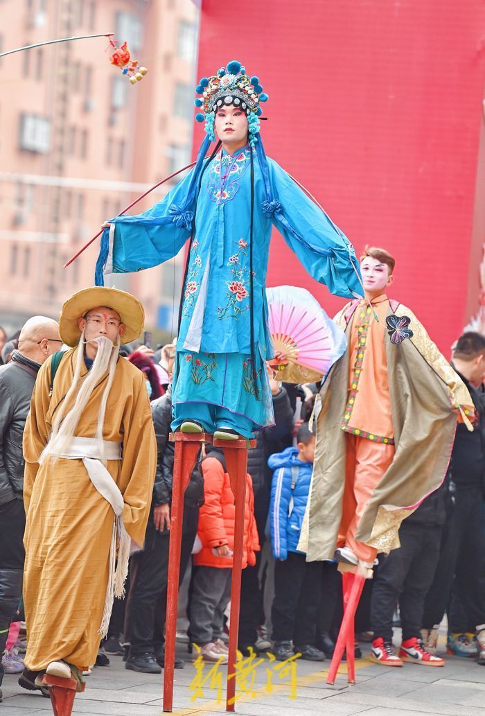 18日是腊月初八,济南西关高跷队在经四路万达商圈举行高跷表演,吸引