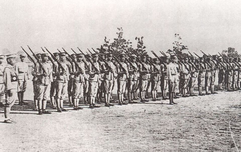 这也似乎预示着一个道理,军队要强大,必须具备两大要素:一是必要的