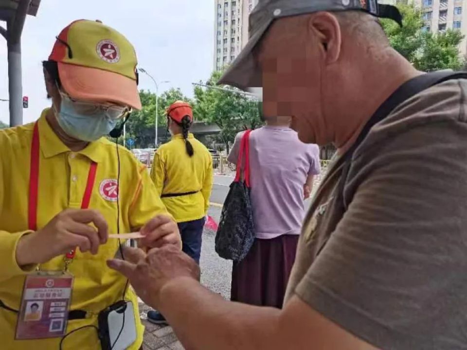 7月10日早高峰的海淀区红民村站台附近,一名学生被电动车撞倒,身上