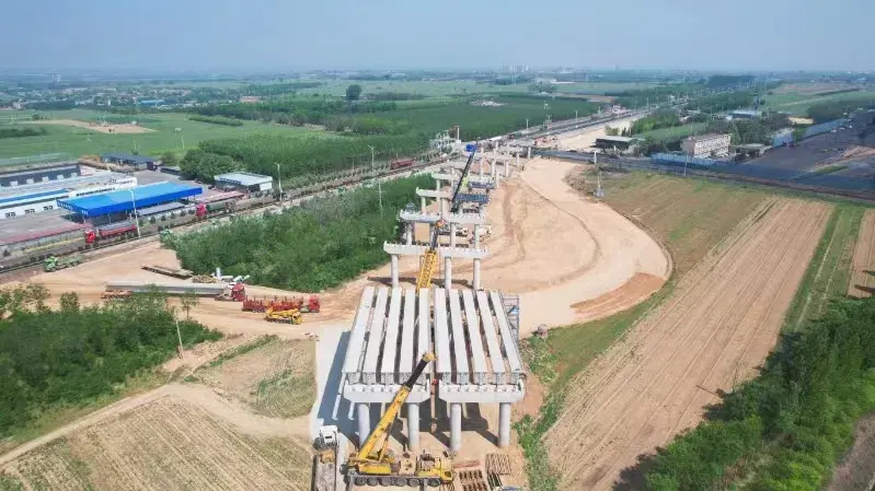 中交一公局集团国道108项目张槐村南同蒲铁路跨线桥t梁开始架设