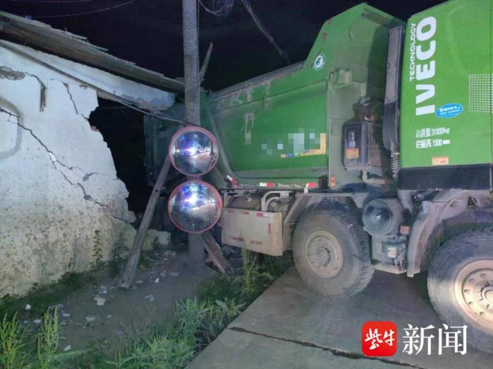 夜间行车视线受阻,大货车司机疏于观察撞倒院墙