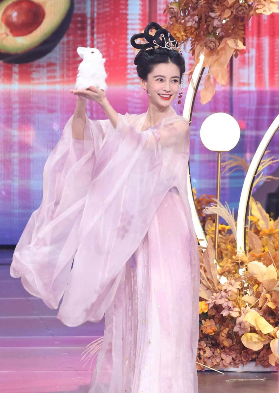 杨颖cos嫦娥,身穿白色纱裙,手抱玉兔,和白鹿,杨超越气质不同