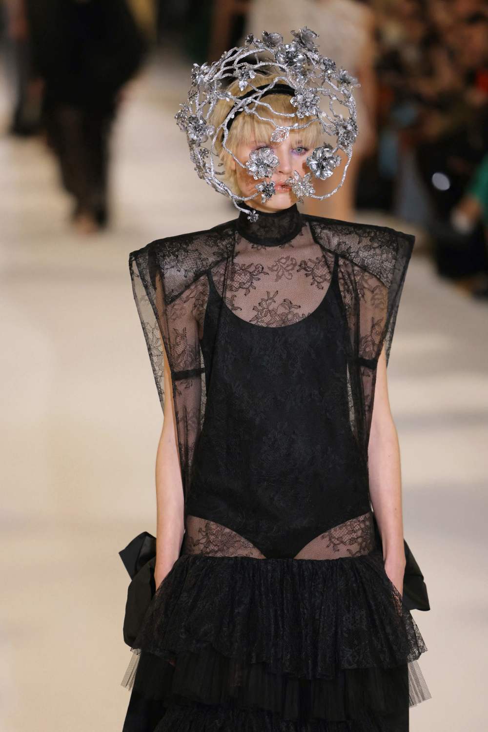 1月22日,模特在法国巴黎高级定制周上展示设计师胡安娜·马丁设计的