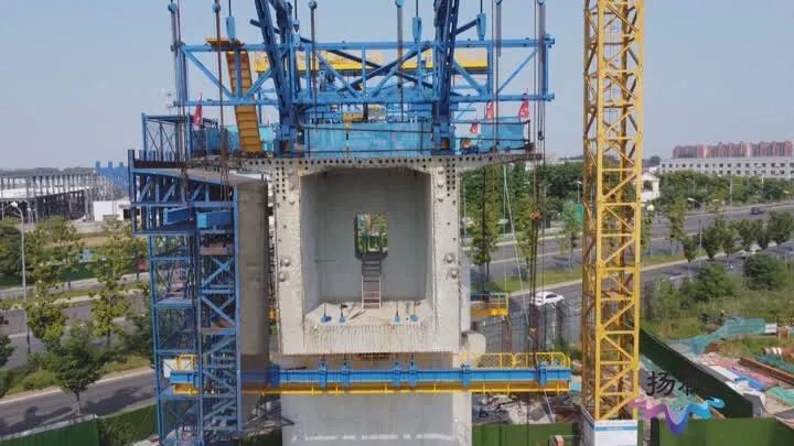 步将采用悬臂浇筑法已经完成了施工扬州段通泰扬特大桥主墩"0号块"北