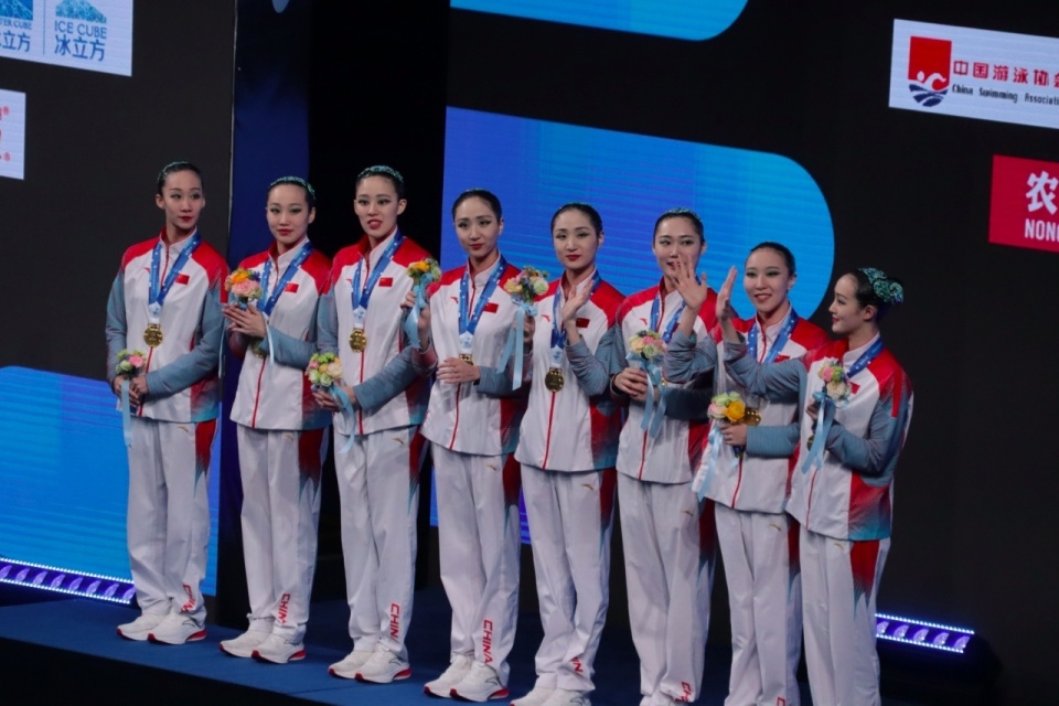 在国家游泳中心,中国队表现神勇,继首日收获三金一银后,在女子