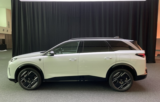 标致5008家族发布燃油插混纯电全有外形内饰很大胆