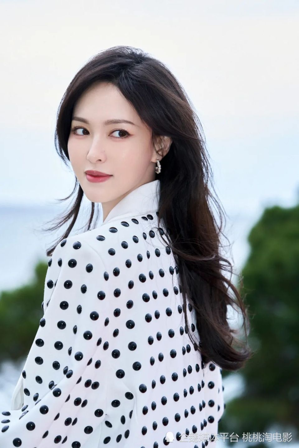 "汪小姐"唐嫣《t》杂志质感大片,提名白玉兰奖气势如虹