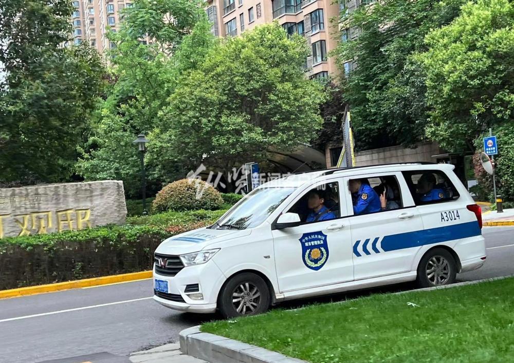 纵观天下|网传西安一城管执法车超载车内人员还比"v"字手势,官方回应