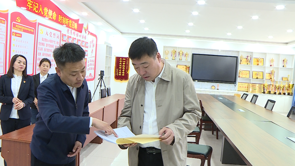 6月5日,孙吴县委副书记,政府县长刘淼群深入第一中学督导检查高考考点