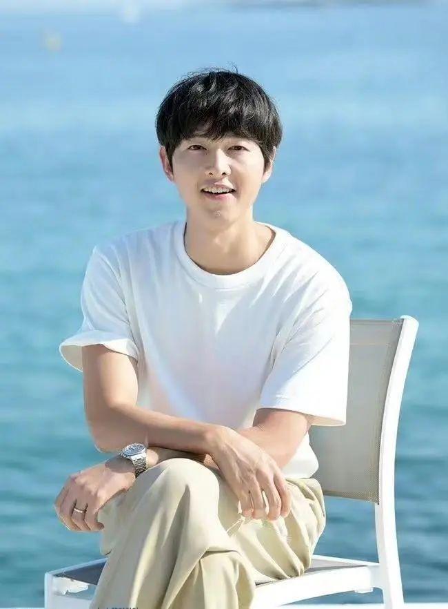 宋仲基亮相戛纳电影节身材发福脸蛋浮肿被网友吐槽太油腻