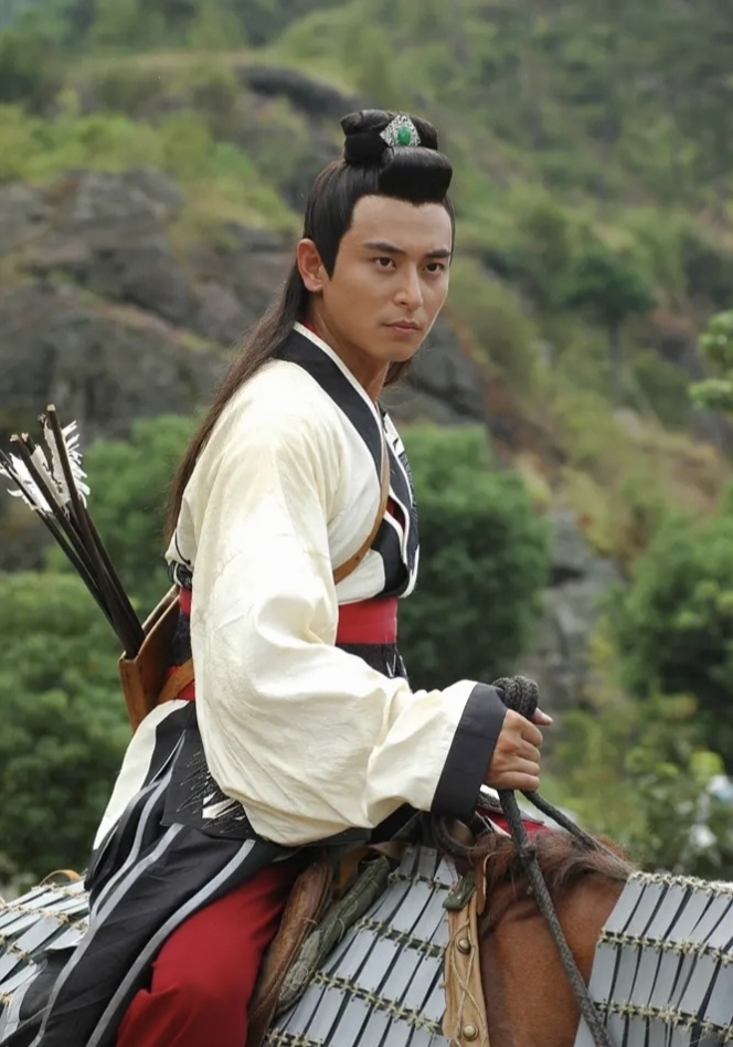 陈冠霖带家人到云南旅游,16岁儿子身高已超1.8米,颜值非常一般