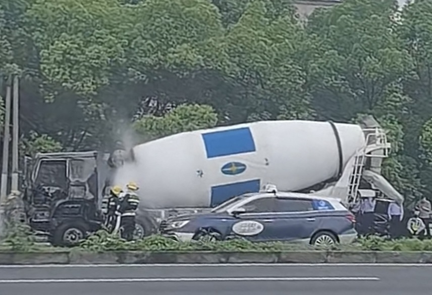 莘砖公路一辆水泥搅拌车起火 幸无人员伤亡