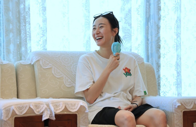 张娅姝在《咏春》中一人分饰两角说到这里时,在剧中分饰电影导演和