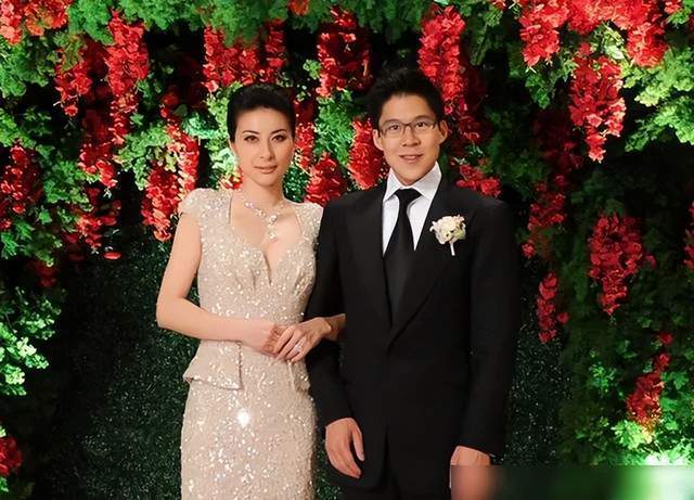 霍启刚晒父子4人同框照,兄弟3人各有特点,霍启山成颜值担当-腾讯新闻