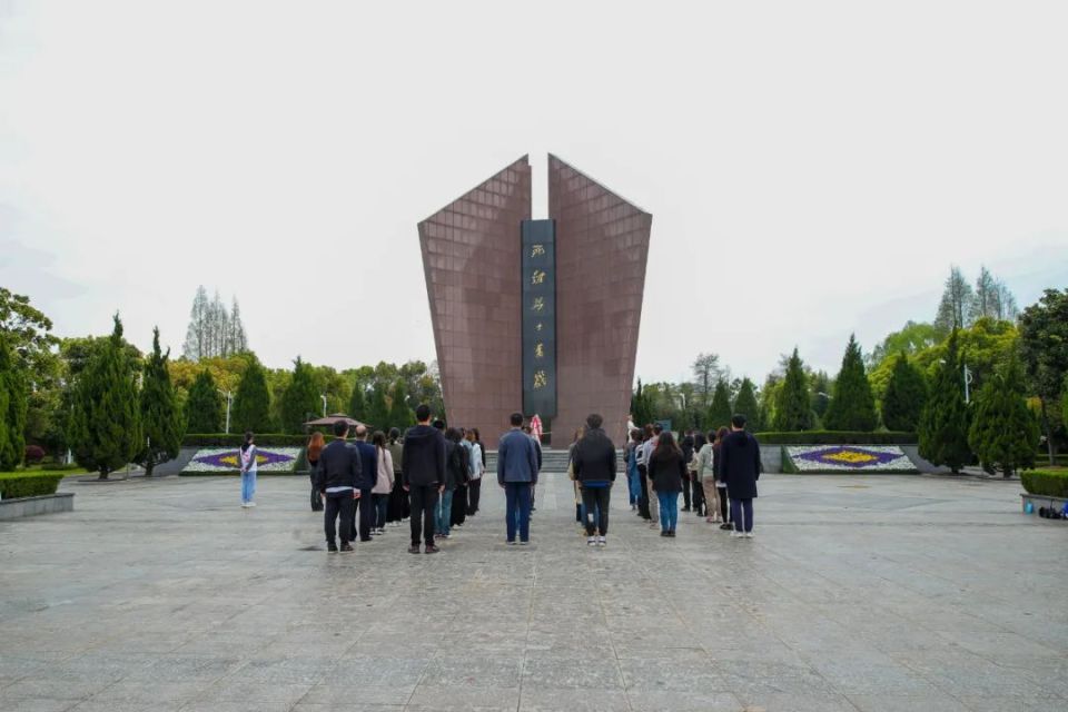 缅怀英烈,寄托哀思,大批市民自发前往松江烈士陵园祭扫