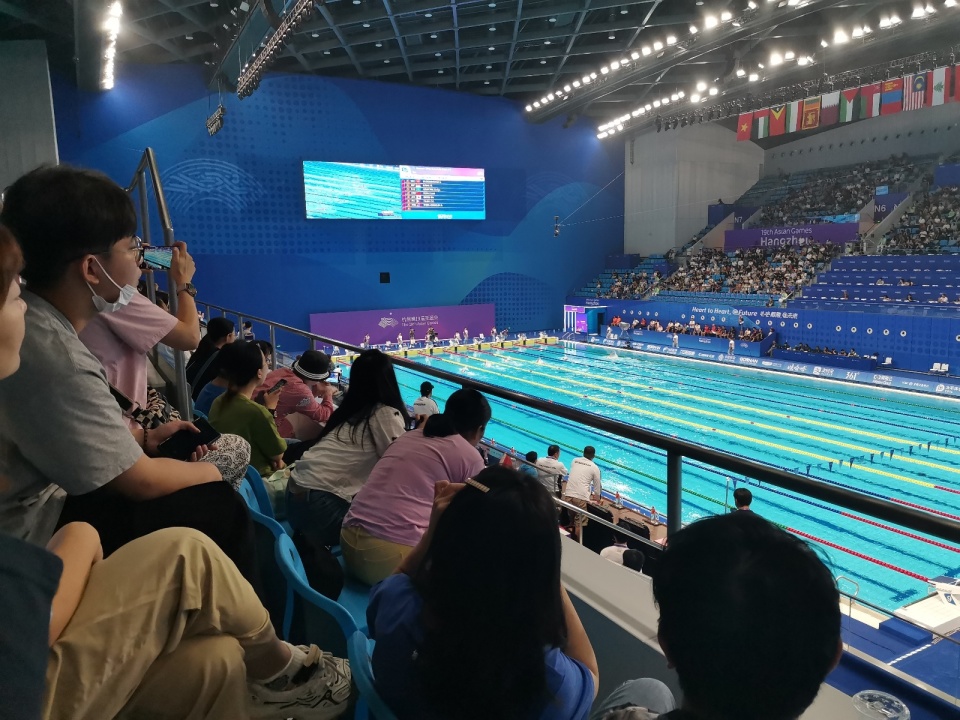 观众全神贯注观看比赛.