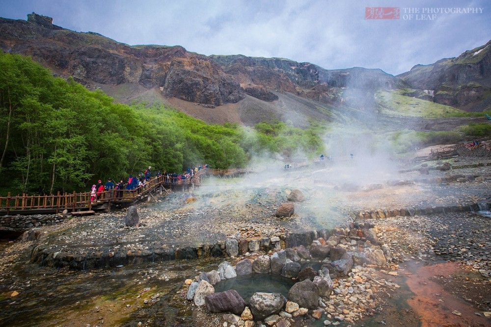 地下涌泉分为冷泉和热泉,长白山是一座休眠的火山,涌出的地下泉水为热
