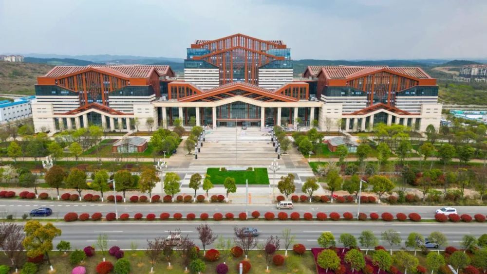 图集丨​贵安新区市民中心正在加紧收尾_腾讯新闻