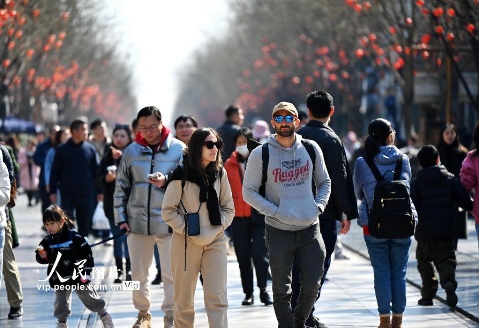 北京春日街头人气旺