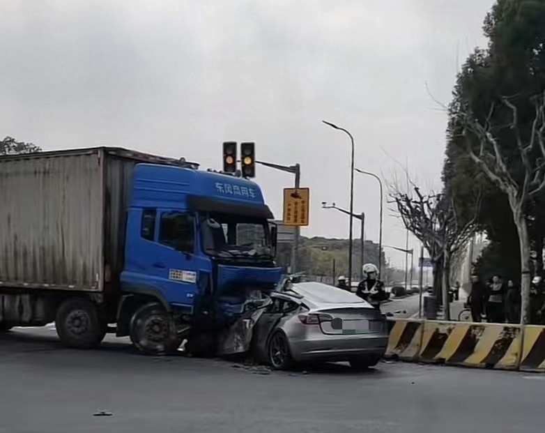 昨天浦东一路口货车与轿车相撞