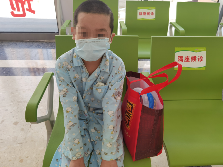 伤痕累累的11岁男孩问