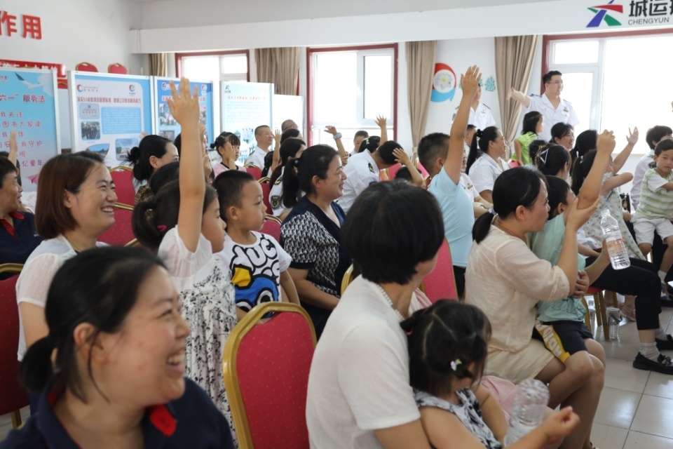 互动环节,小朋友举手抢答小朋友上台回答问题回答正确,小朋友获得奖品