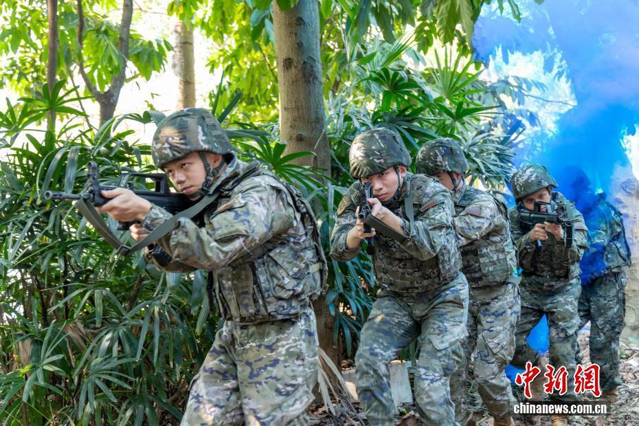利刃出击！广西南宁武警官兵开展多课目强化训练_腾讯新闻